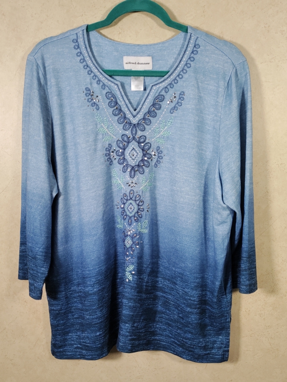 J097 Alfred Dunner Blue Ombre Embroidered Lightweight Sweater L